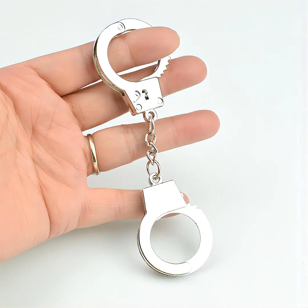 Llavero táctico policial con diseño de esposas. - Image 3